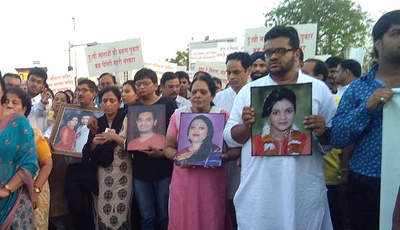 candle march by families of Jaipur accident victims