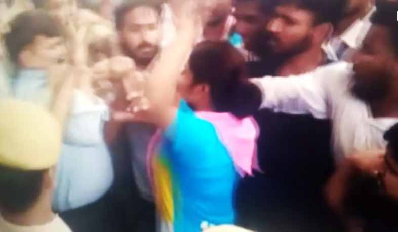 girl slaps rajasthan university professor